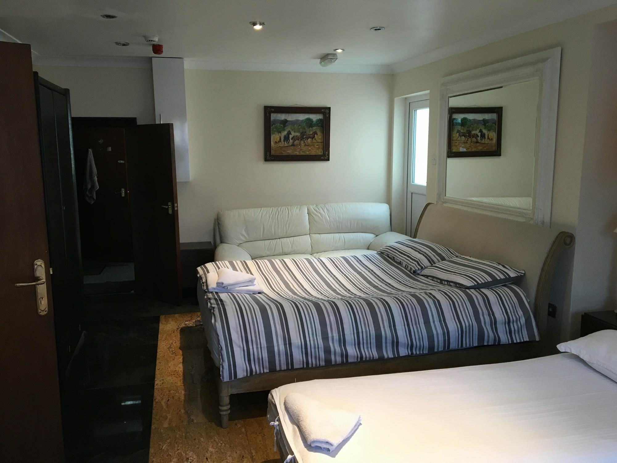 Aron Guest House Ealing Εξωτερικό φωτογραφία